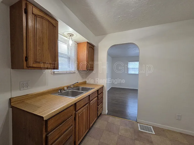702 W 23rd St — Photo 7