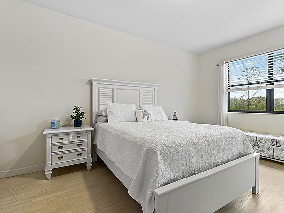 4th image of 10117 W Villa Circle #10117