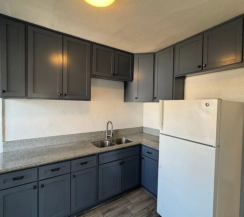 807 1/2 W 43rd St