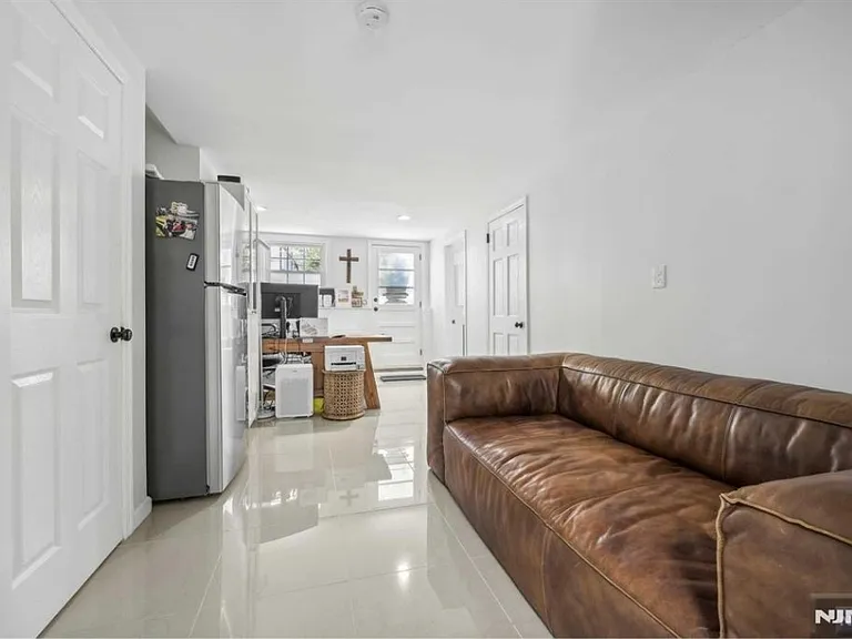 10 Julia St — Photo 17