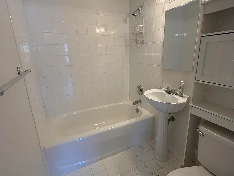 2825 Lake Shore Blvd — Photo 9