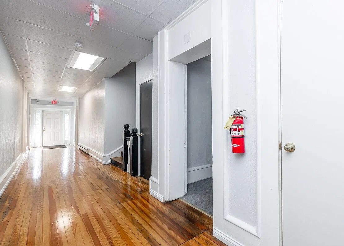 Studio, 700 sqft, $695 — Photo 2