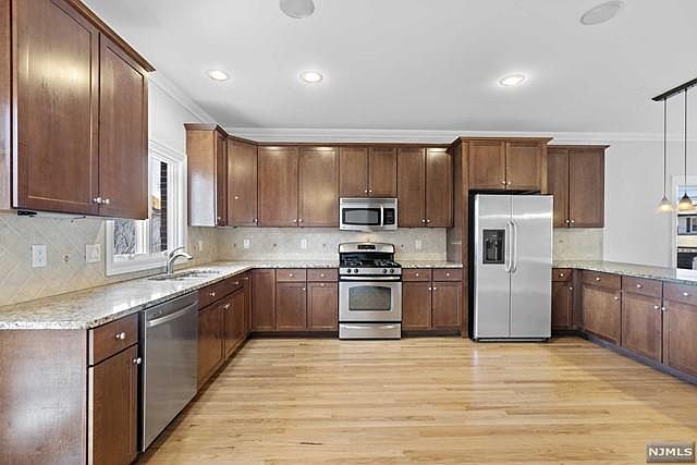 1st image of 376 Aurora Ave #A