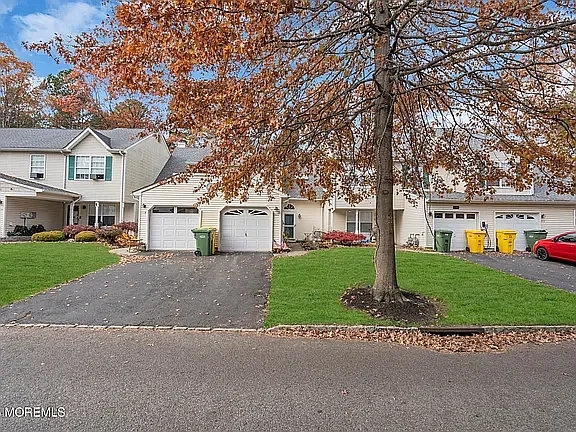 565 Woodbine Ln — Photo 4