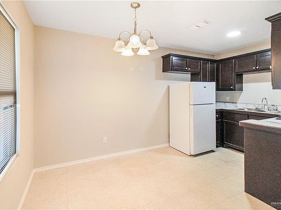 4th image of 2901 E De La Rosa St #J