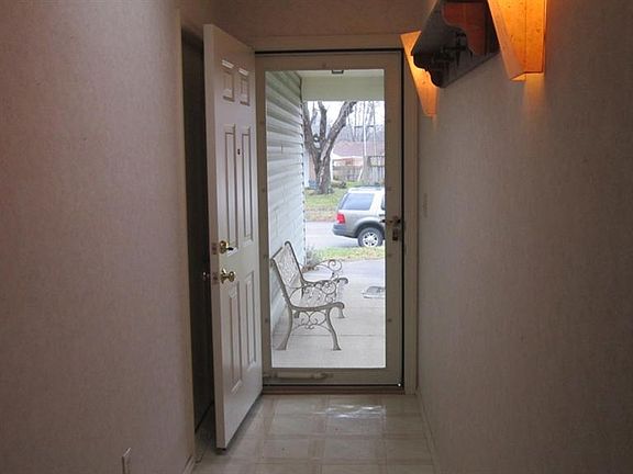 5th image of 467 Marshall Dr