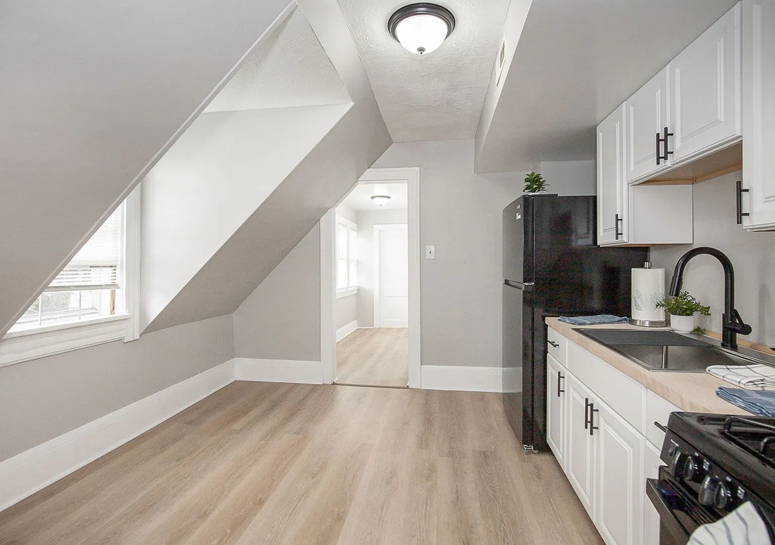 3850 W 18th St — Photo 4