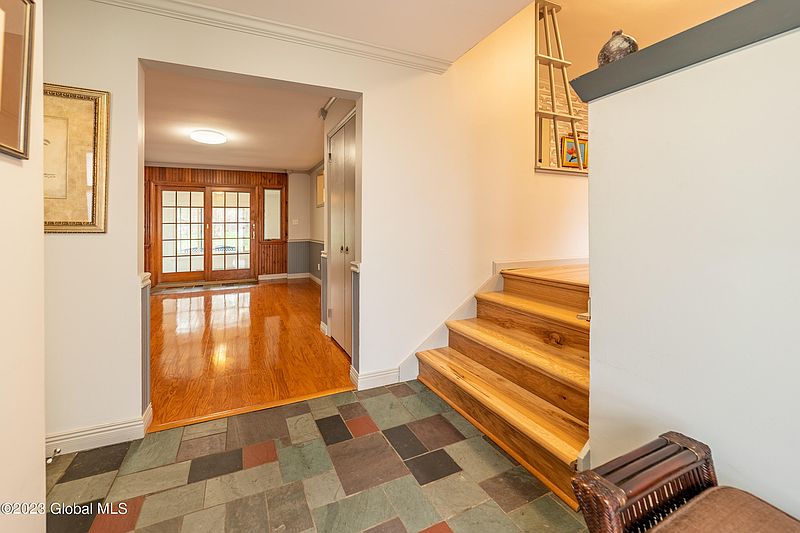 4th image of 832 King Road