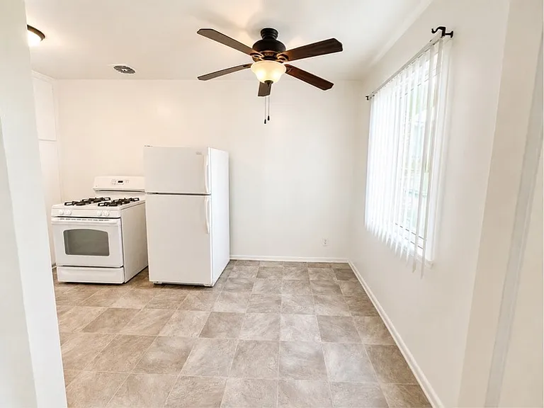 3728.5 Ingraham St — Photo 15