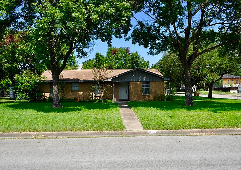 1st image of 402 12th Ave N