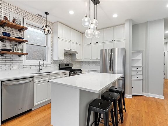 3rd image of 2742 N Wolcott Ave Unit 3
