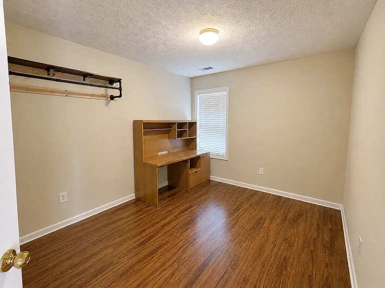 500 Liverpool Ct — Photo 9