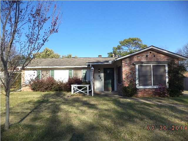 1st image of 823 Dumont Dr