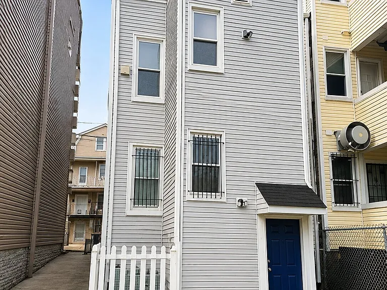 647 Grove St #2 — Photo 7