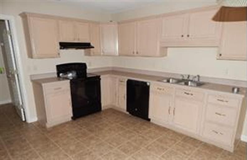 2nd image of 4239 Hampton Manor Ln