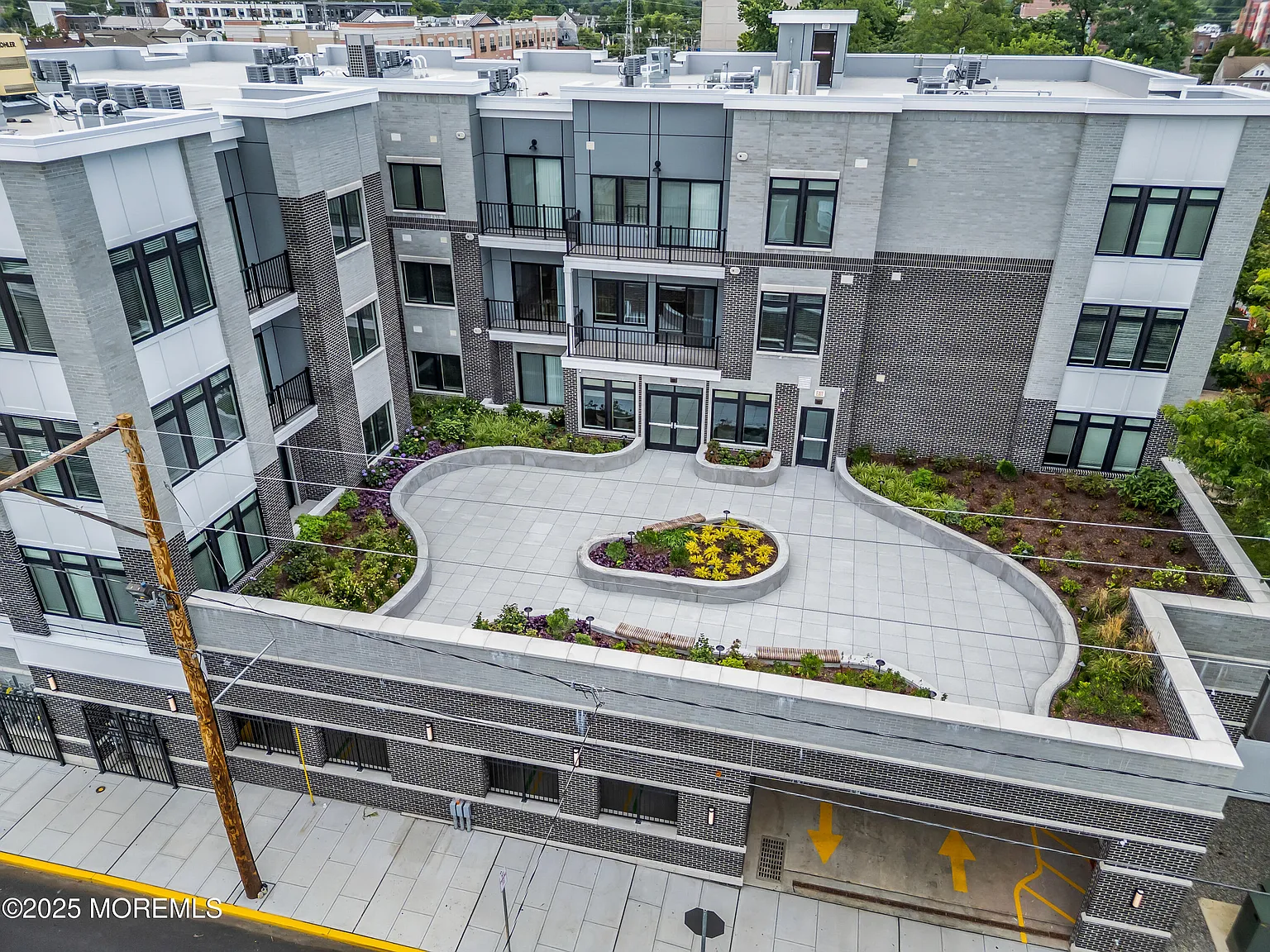 1 bed, 1.0 bath, 747 sqft, $3,700 — Photo 2