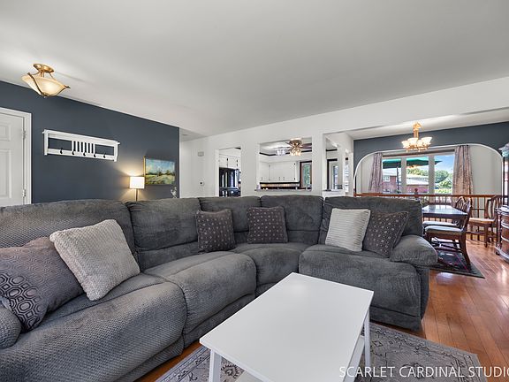 4th image of 970 Dearborn Cir