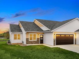 3825 Sunnyside Dr W, La Crosse, WI 54601