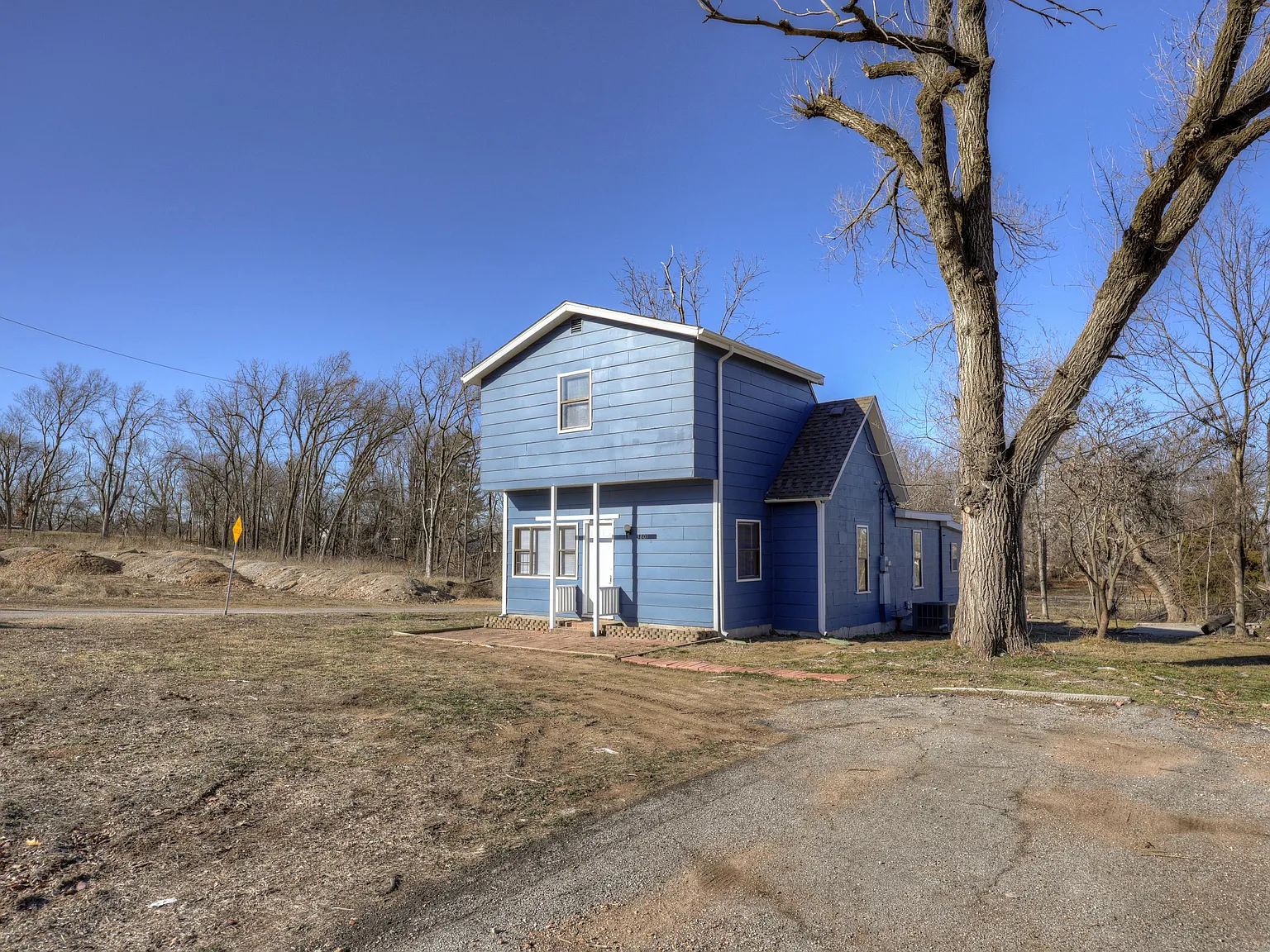 3 bed, 1.5 bath, 1112 sqft, $1,200 — Photo 4