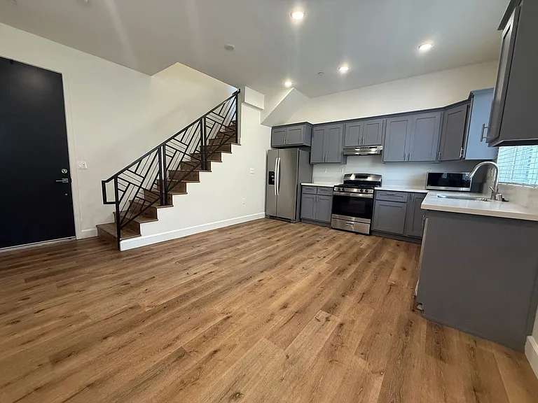 14550 Burbank Blvd #102 — Photo 3