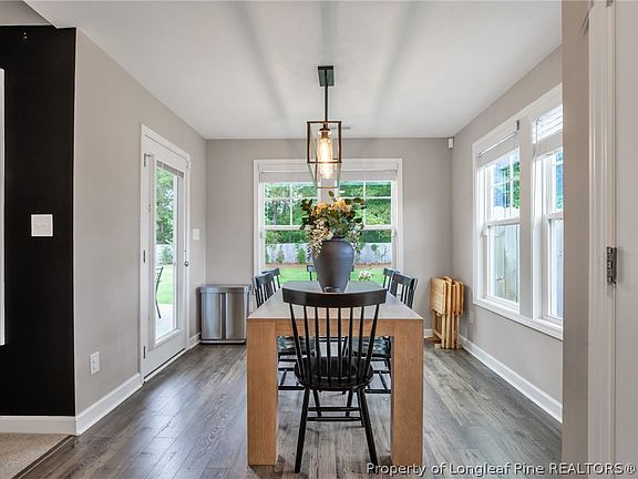 5th image of 32 Finch Ln