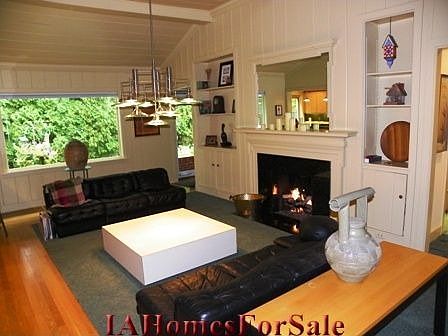 Family Room w/gas fireplace