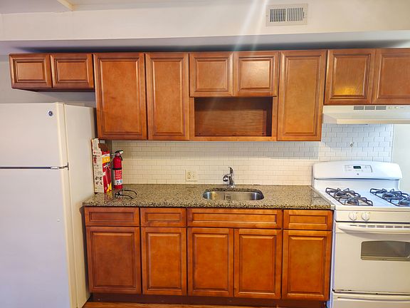 4th image of 923 N 28th St #B