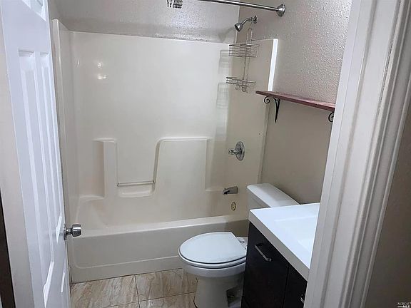 5th image of 400 Wilde Ave Unit B