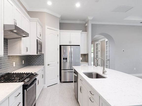 Kitchen with large island