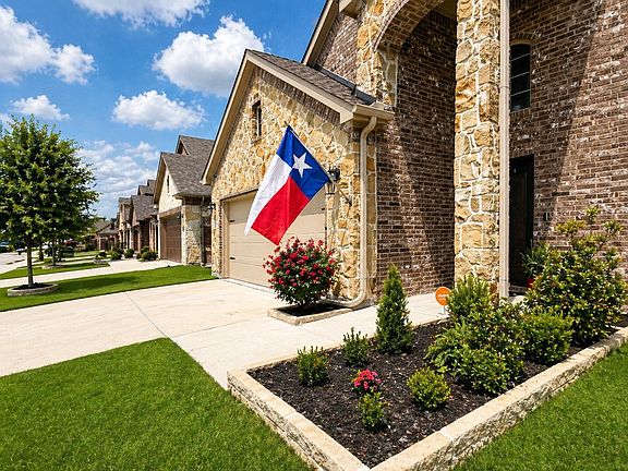 2nd image of 525 Liliana Ln