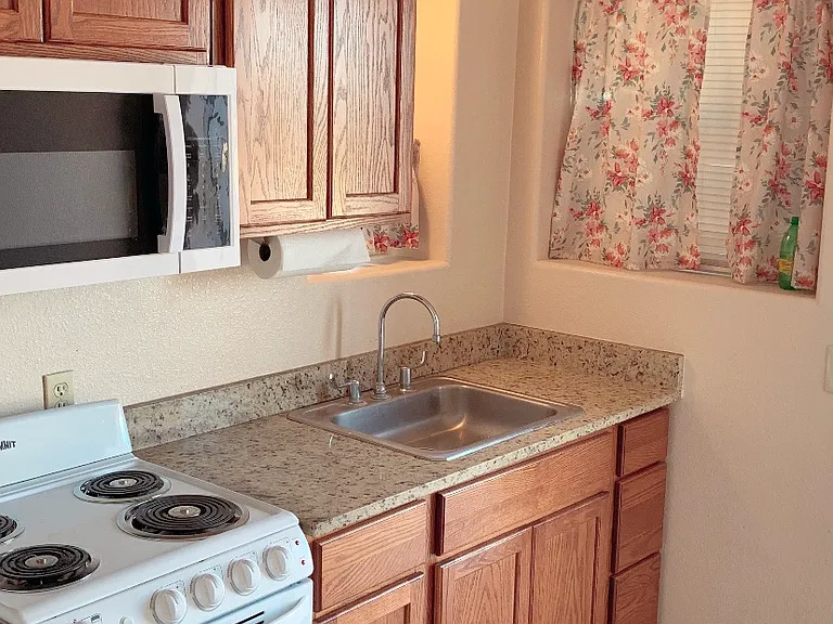 101 W Rolling Hills Rd — Photo 1
