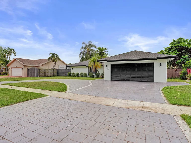 620 SW 100th Ave — Photo 2