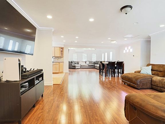 2nd image of 100 Farnum Blvd