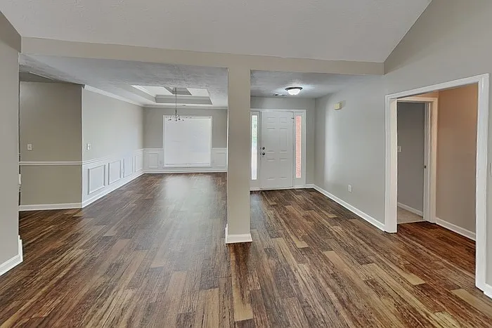 3 bed, 2.0 bath, 1912 sqft, $1,995 — Photo 3
