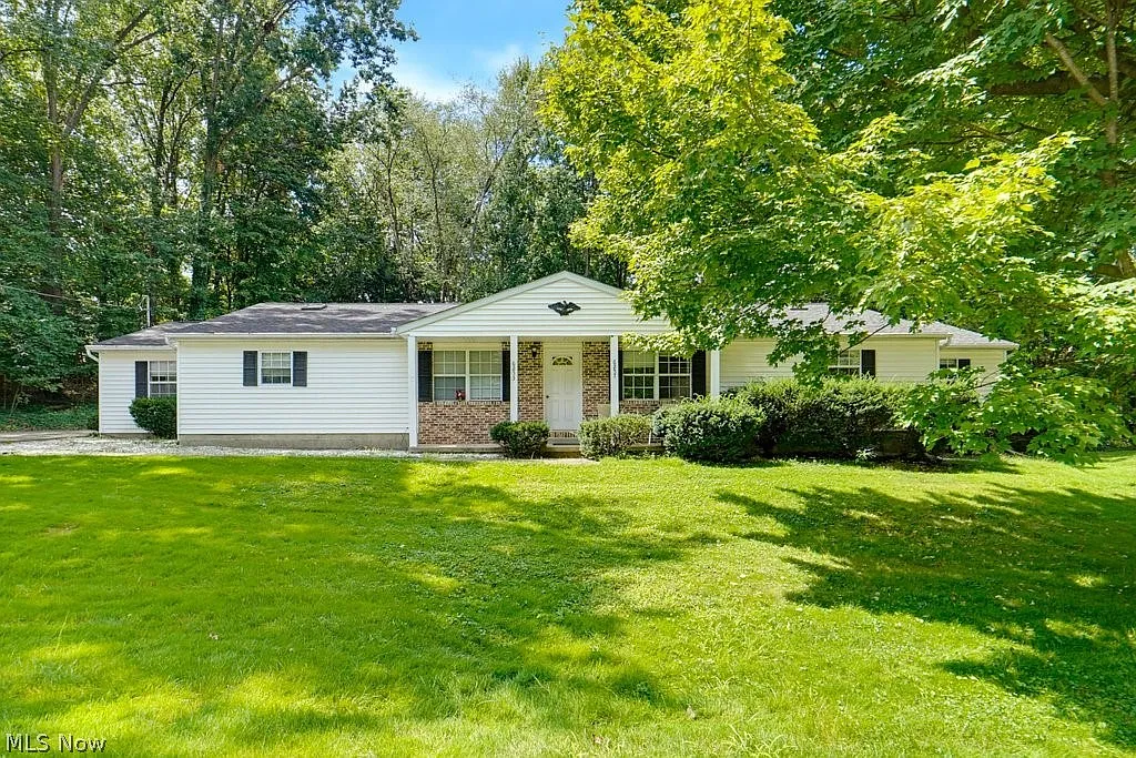 3 bed, 1.0 bath, 1072 sqft, $1,450 — Photo 1