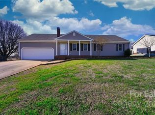 1607 Magnum Rd, Hickory, NC 28602