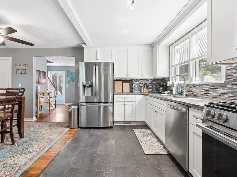1016 Warwick Ave — Photo 5