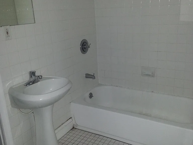 2125 Fitzwater St #2R — Photo 5