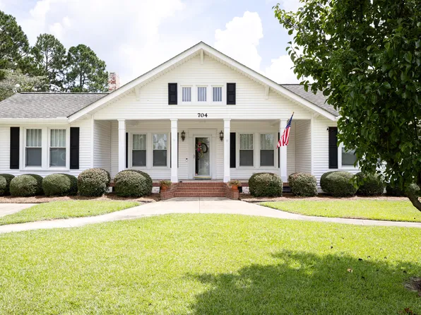 704 N Lincoln St, Benson, NC 27504