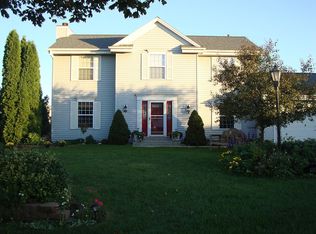 488 Laurelwood Ct, Pewaukee, WI 53072