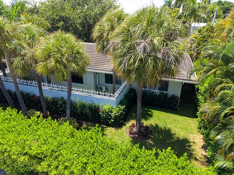 1635 Seabreeze Blvd — Photo 4