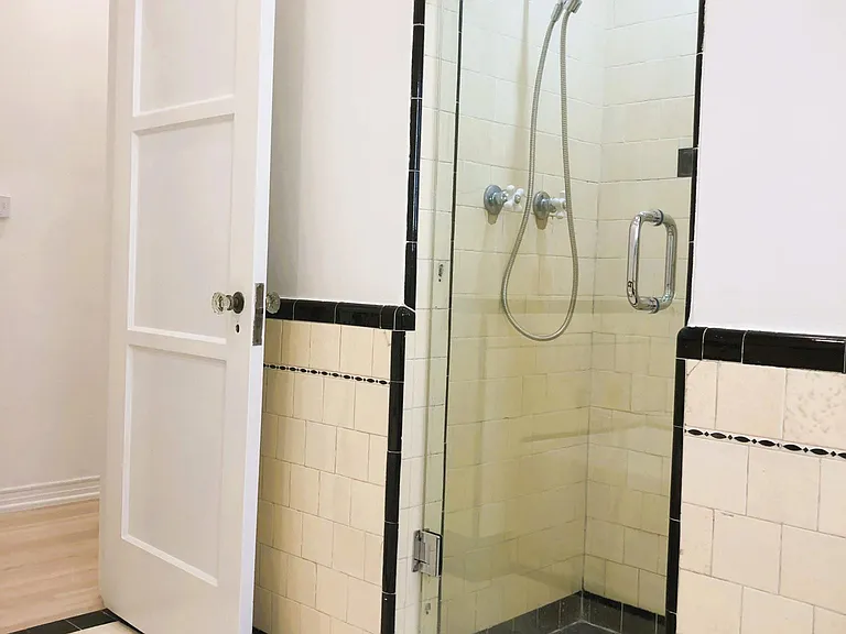 2047 N Beachwood Dr — Photo 12