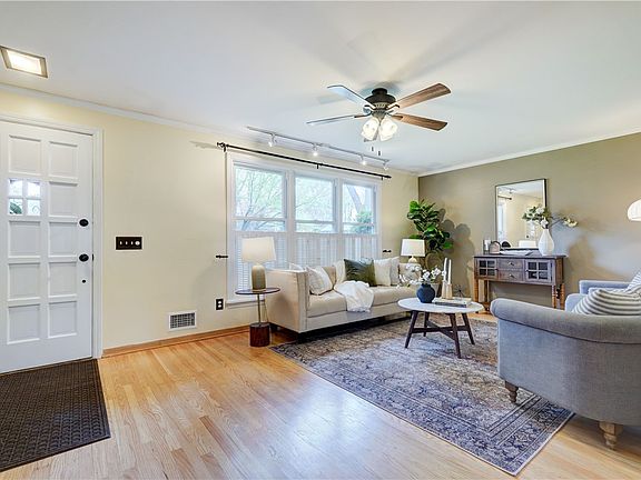 4th image of 332 Village Ln