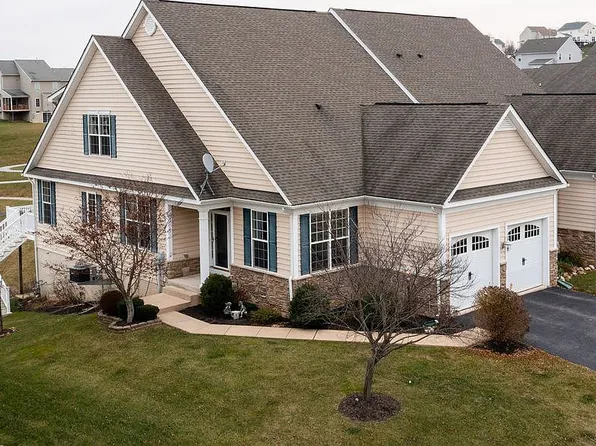 804 Cougar Pointe Cir, Seven Valleys, PA 17360