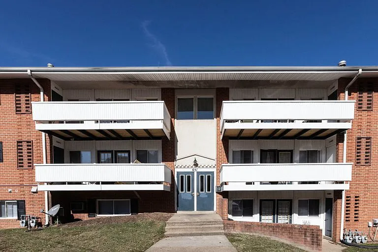 Ashton Square - exterior building photo for garden apartments