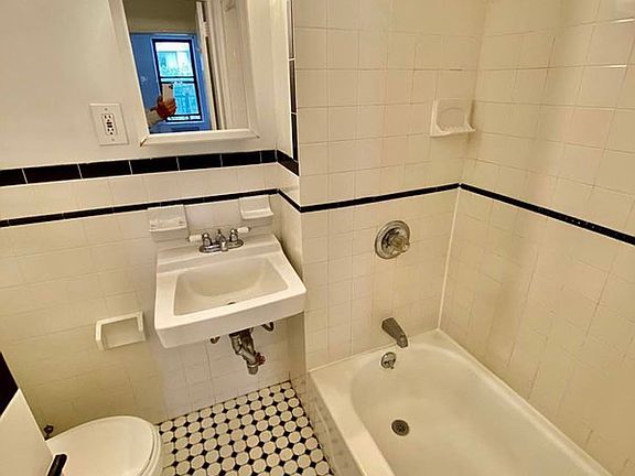 3rd image of 304 1/2 E 38th St APT 3