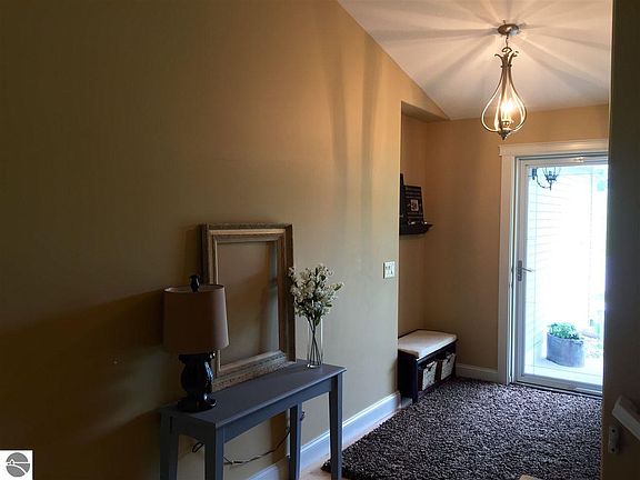 5th image of 1555 Oban Way