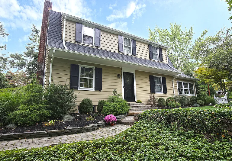 52 Hobart Ave — Photo 1