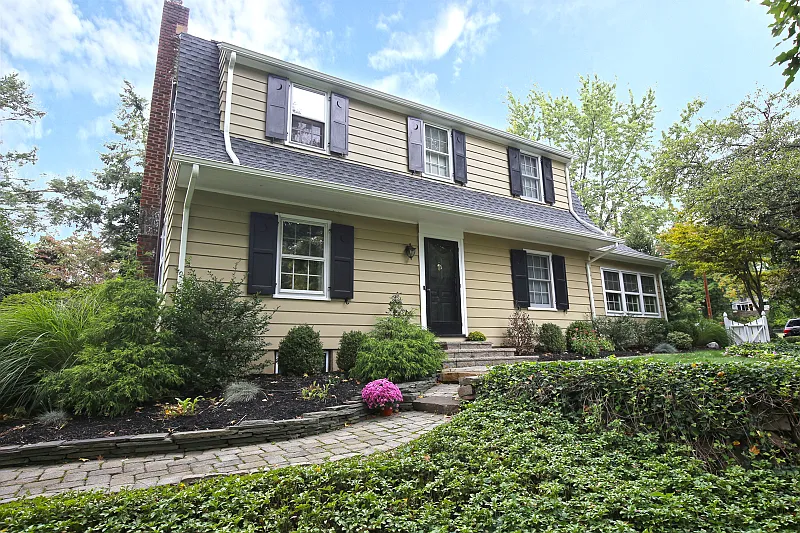 52 Hobart Ave