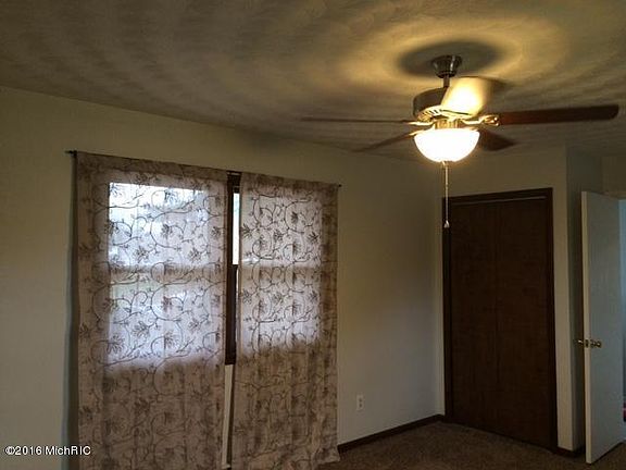 4th image of 1511 E Centre Ave